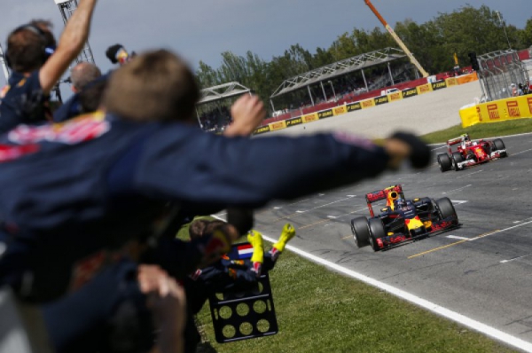 Max Verstappen nyert Barcelonában!